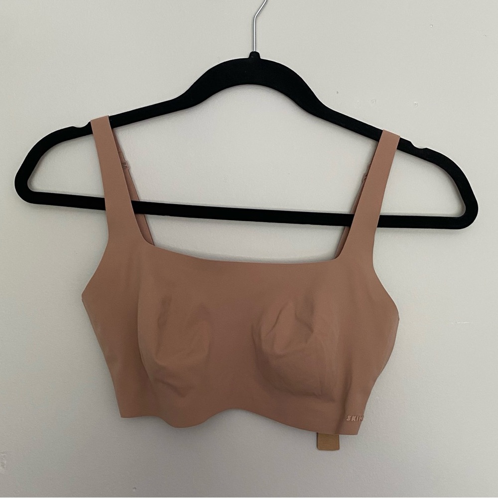 NWT SKIMS Naked Scoop Neck Bra in Sienna Size S-DD